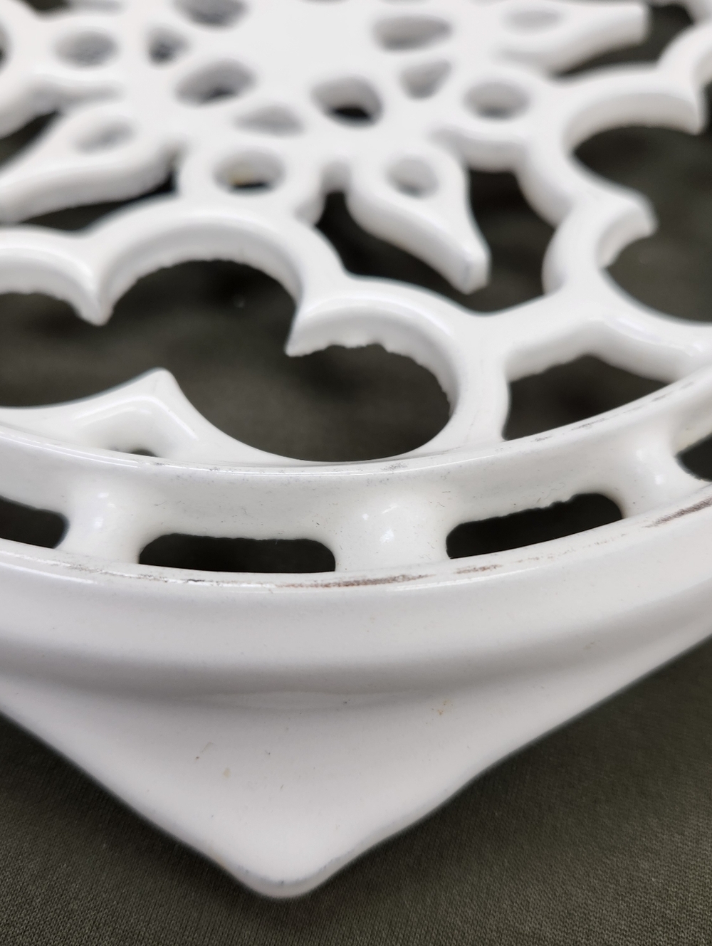 Le Creuset Footed White Cast Iron Round Trivet Glossy Floral France Pre-loved - Picture 7 of 11